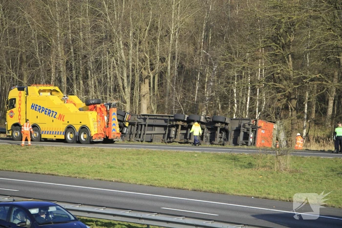 Vrachtwagenchauffeur ernstig gewond bij kanteling