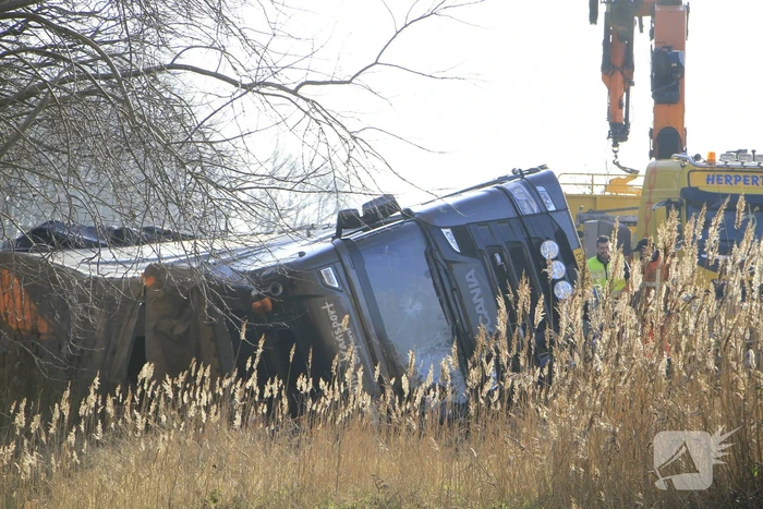 Vrachtwagenchauffeur ernstig gewond bij kanteling