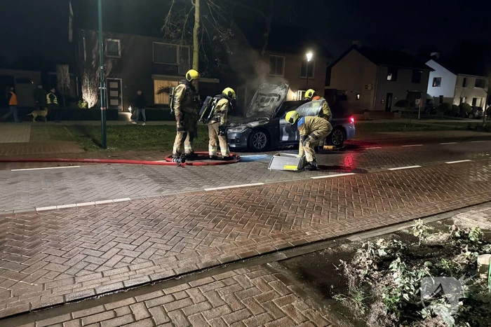 Brandweer blust voertuigbrand