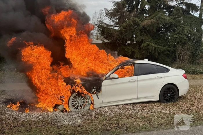 Autobrand leidt tot wegafsluiting