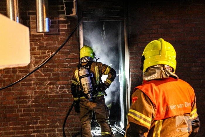 Uitslaande brand in kelderbox vergt grote brandweer inzet