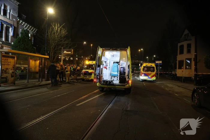 Man valt van dak en raakt ernstig gewond