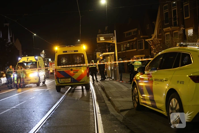 Man valt van dak en raakt ernstig gewond