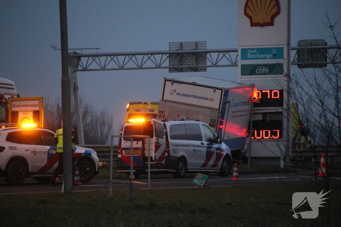 Vrachtwagen botst tegen tankstationbord