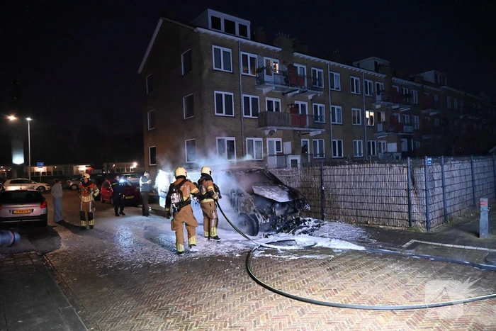 Bedrijfsbusje in vlammen op gegaan