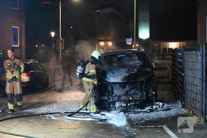 Bedrijfsbusje in vlammen op gegaan