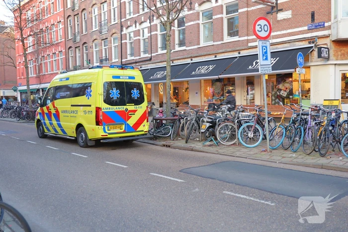 Steekincident leidt tot gewonde en zoektocht naar dader