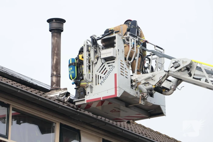 Schoorsteenbrand leidt tot spoedactie brandweer