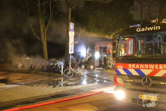 Scooters en kiosk in brand