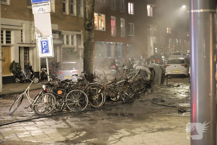 Scooters en kiosk in brand