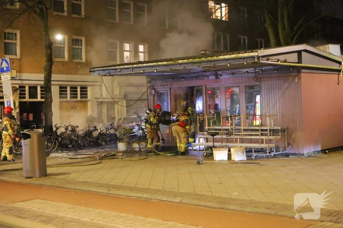 Scooters en kiosk in brand