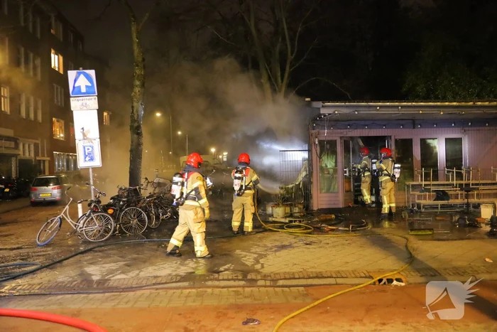 Scooters en kiosk in brand