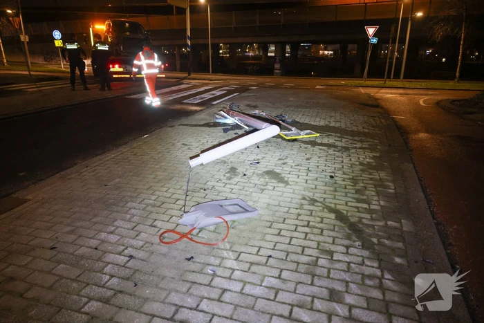 Busje vliegt uit de bocht en ramt lantaarnpaal
