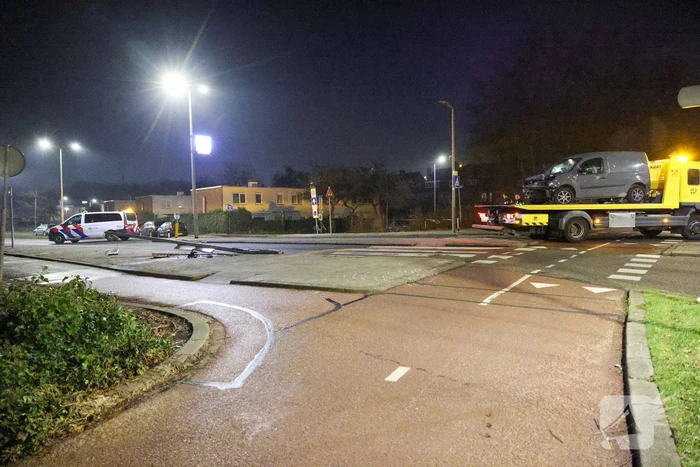 Busje vliegt uit de bocht en ramt lantaarnpaal