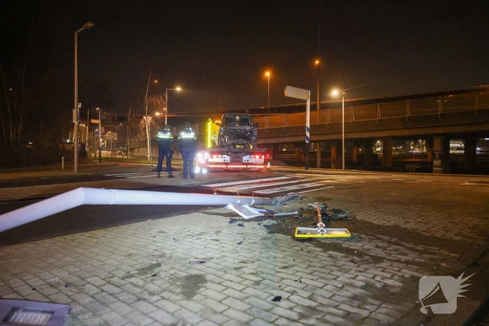Busje vliegt uit de bocht en ramt lantaarnpaal