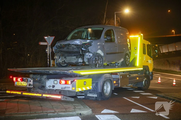 Busje vliegt uit de bocht en ramt lantaarnpaal