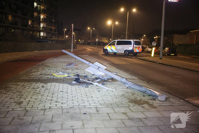 Busje vliegt uit de bocht en ramt lantaarnpaal