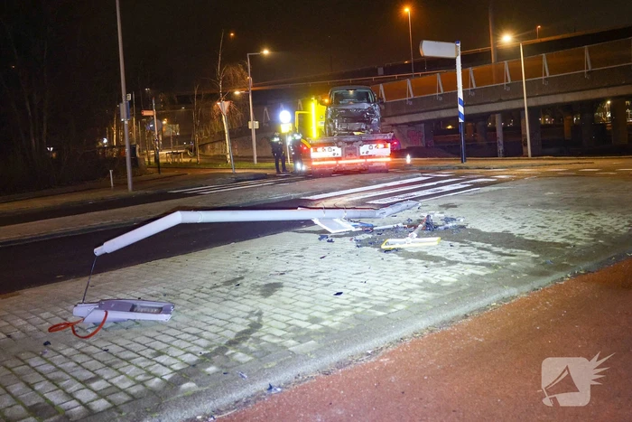 Busje vliegt uit de bocht en ramt lantaarnpaal