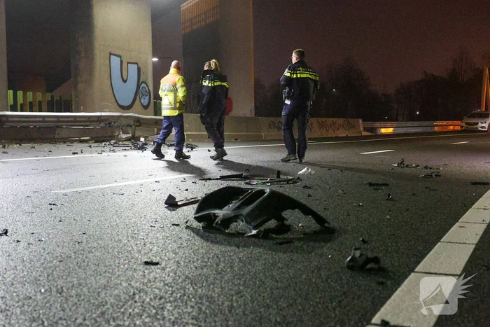 Auto vliegt uit de bocht op snelweg