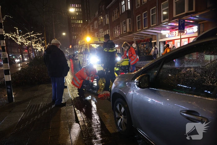 Voetganger komt ten val tijdens ongeval met auto