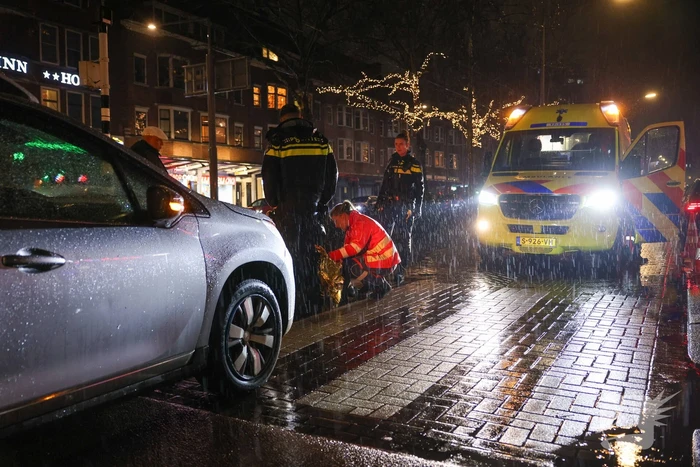 Voetganger komt ten val tijdens ongeval met auto