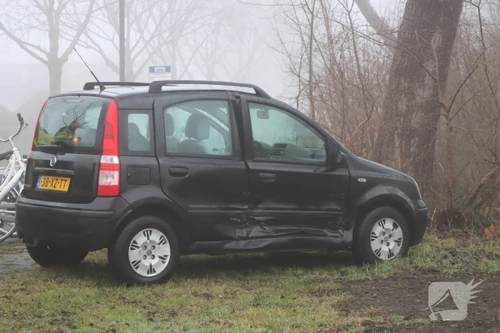 Auto's botsen op kruising