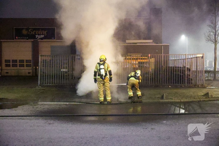 Explosie verwoest auto tijdens nachtelijke brand