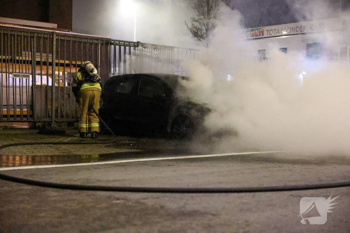Explosie verwoest auto tijdens nachtelijke brand