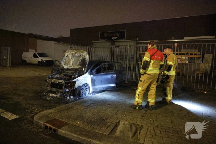 Explosie verwoest auto tijdens nachtelijke brand