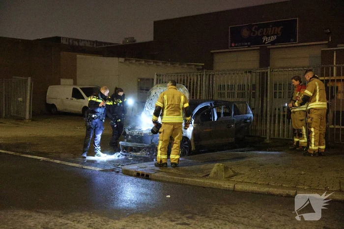 Explosie verwoest auto tijdens nachtelijke brand