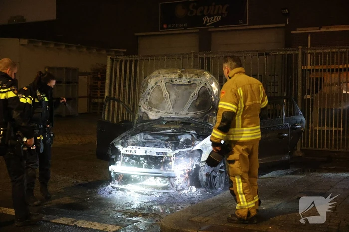 Explosie verwoest auto tijdens nachtelijke brand