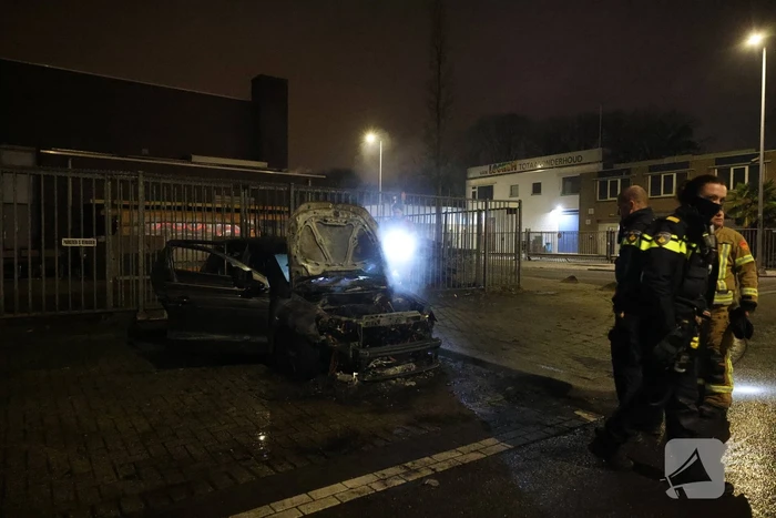 Explosie verwoest auto tijdens nachtelijke brand