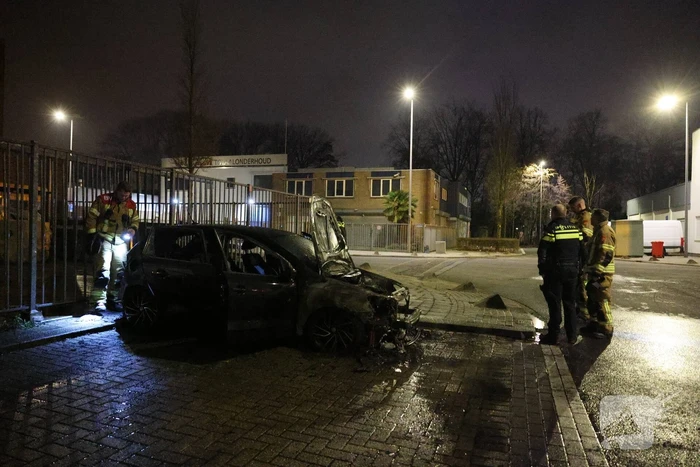 Explosie verwoest auto tijdens nachtelijke brand