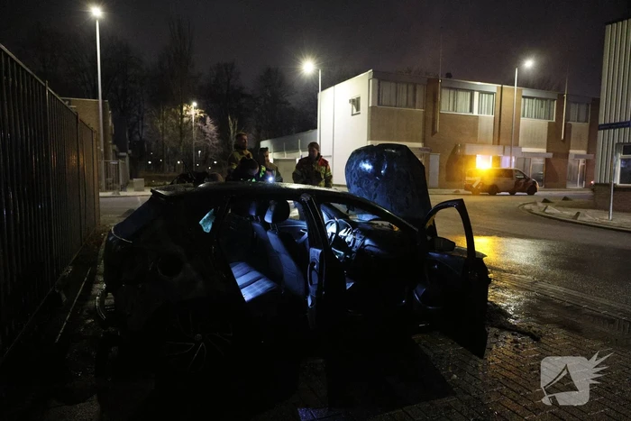 Explosie verwoest auto tijdens nachtelijke brand