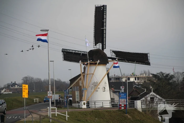 Bekladdingen op woningen en borden tegen het AZC