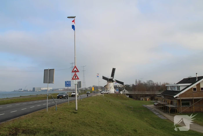 Bekladdingen op woningen en borden tegen het AZC