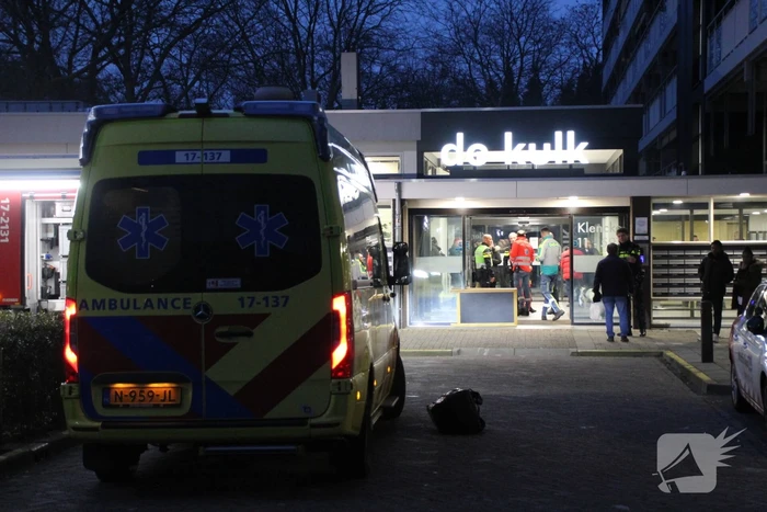 Brand in flatwoning leidt tot grote brandbestrijding