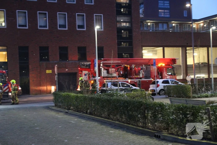 Brand in flatwoning leidt tot grote brandbestrijding