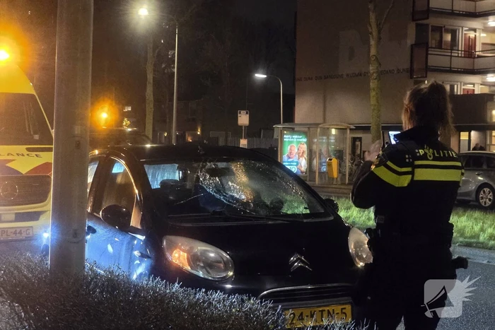 Automobilist rijdt voetganger aan bij verkeerslichten