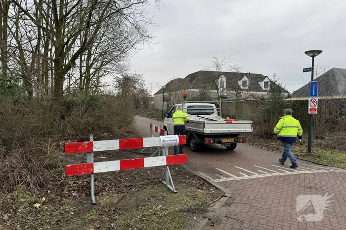 Bewoners blokkeren straat door afvaldump