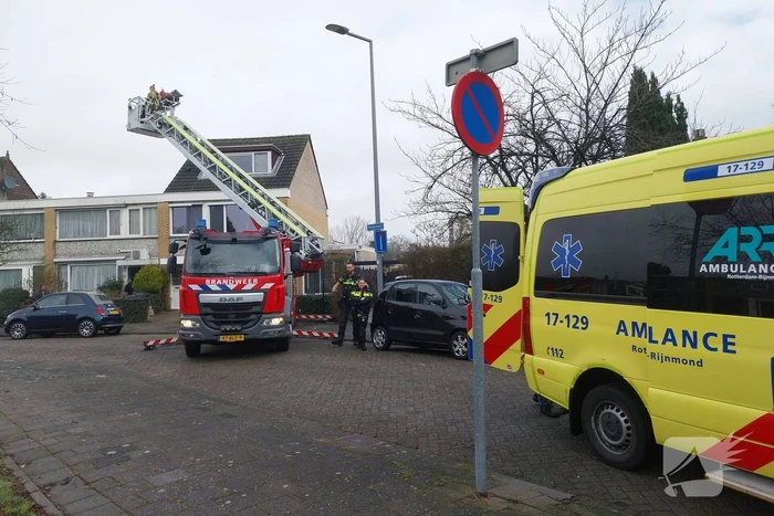 Brandweer haalt gevallen oudere van dak