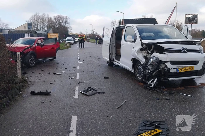 Auto in de kreukels na botsing