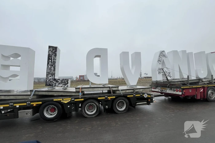 Wij Flevoland'-letters bij Urk al beklad en vernield