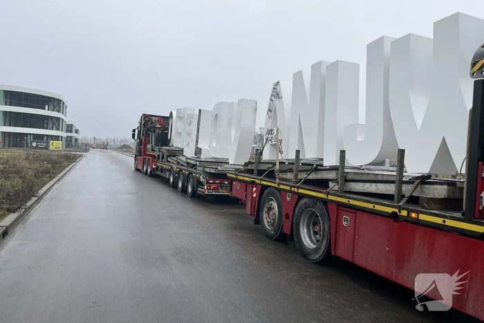Wij Flevoland'-letters bij Urk al beklad en vernield