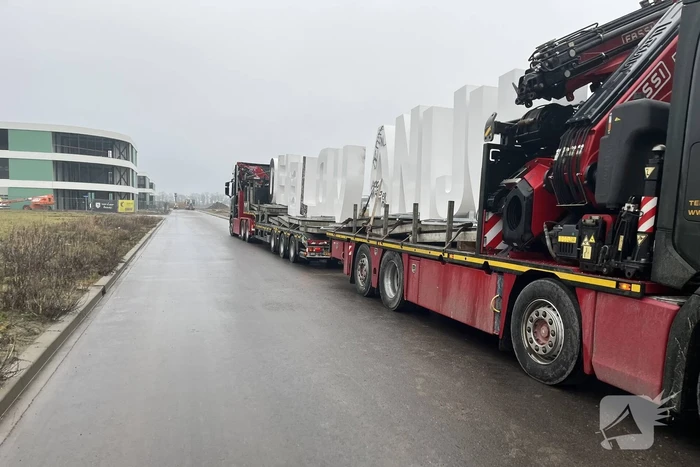 Wij Flevoland'-letters bij Urk al beklad en vernield