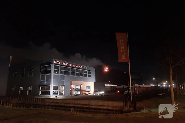 Brandweer bestrijdt zeer grote brand in bedrijfspand