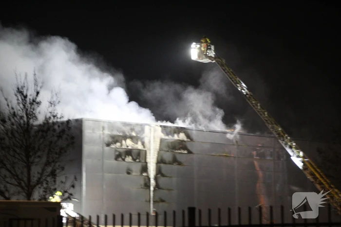 Brandweer bestrijdt zeer grote brand in bedrijfspand