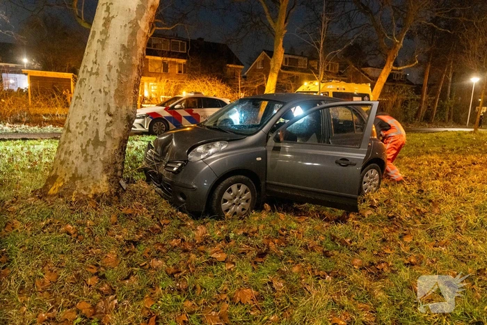Vrouw naar ziekenhuis na botsing tegen boom