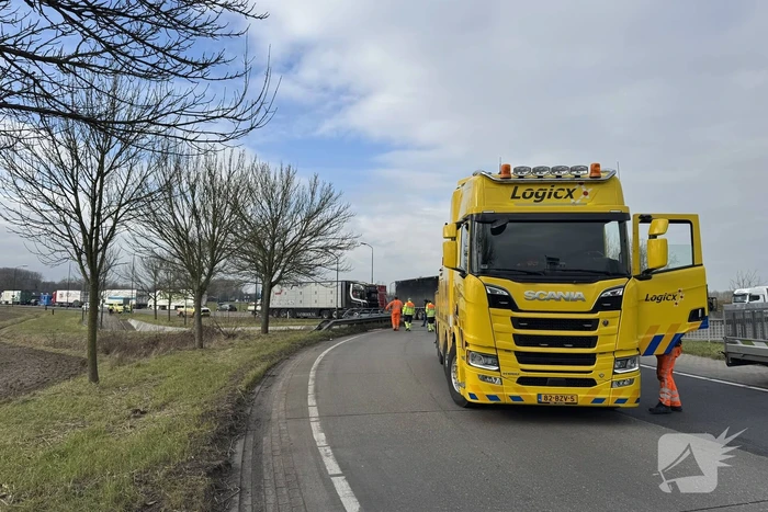 Vrachtwagens botsen op rotonde zonder gewonden