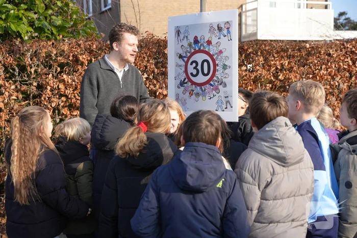 Wethouder Tyas Bijlholt bij onthulling verkeersbord
